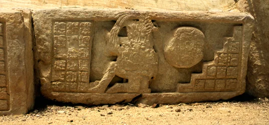 Flachrelief eines Ballspielers, des Balls und der Glyphen, die eine Beschreibung geben, Spätklassische Periode (700-900 n. Chr.)